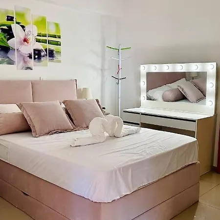 Gabrielle With Private Parking Apartment